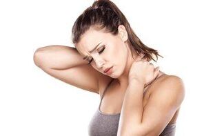Schmerzen im Nacken und in den Schultern sind die ersten Anzeichen einer zervikalen Osteochondrose. 