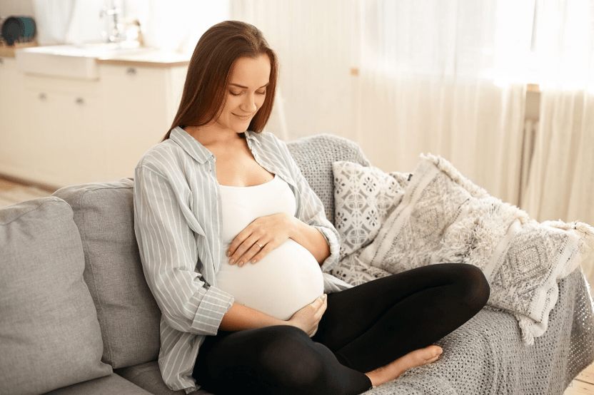 Regelmäßige Ruhe hilft einer schwangeren Frau, Rückenschmerzen im Lendenbereich zu lindern. 