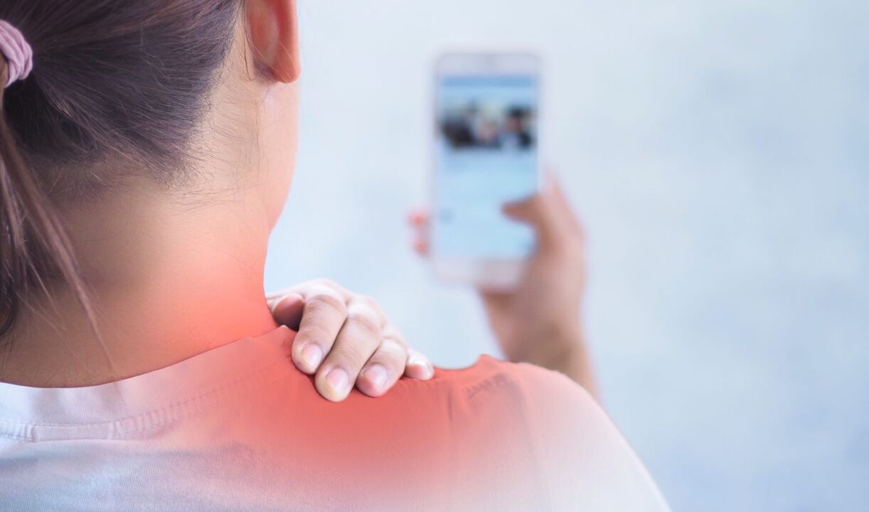 Sehr oft schmerzt der Nacken aufgrund einer falschen Haltung, beispielsweise wenn eine Person längere Zeit ein Smartphone benutzt. 