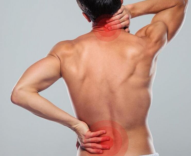 Ein Mann hat eine Osteochondrose der Wirbelsäule