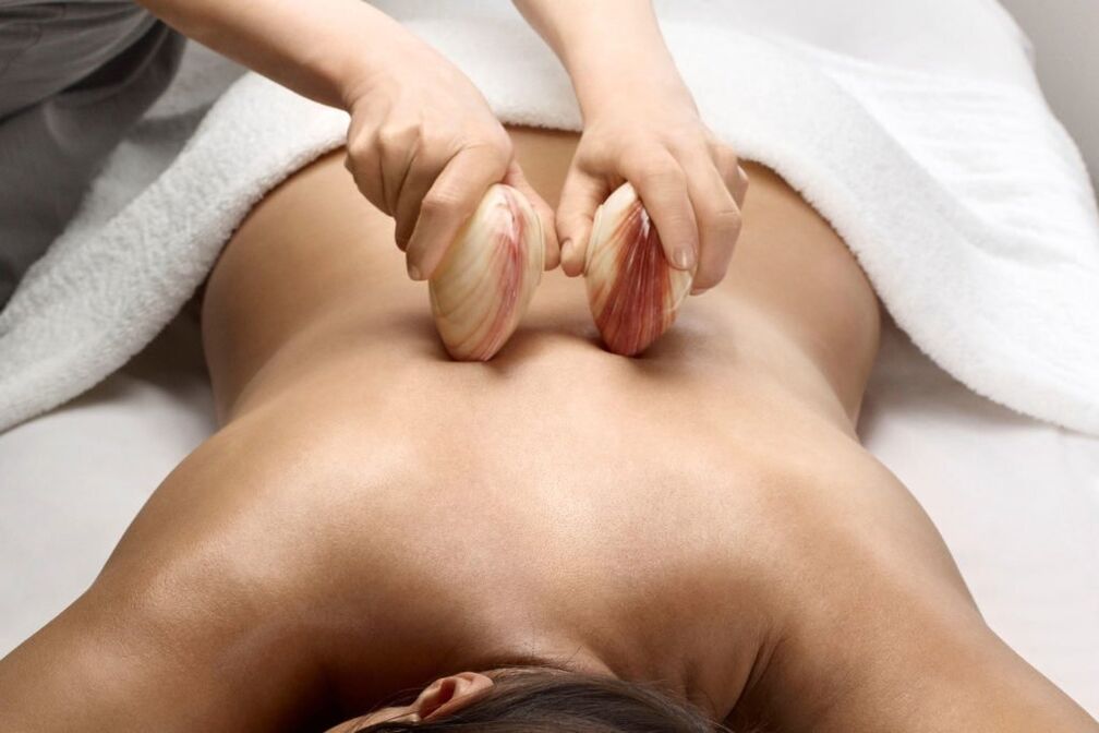 Eine Methode zur Schmerzlinderung bei Osteochondrose ist die Massage.